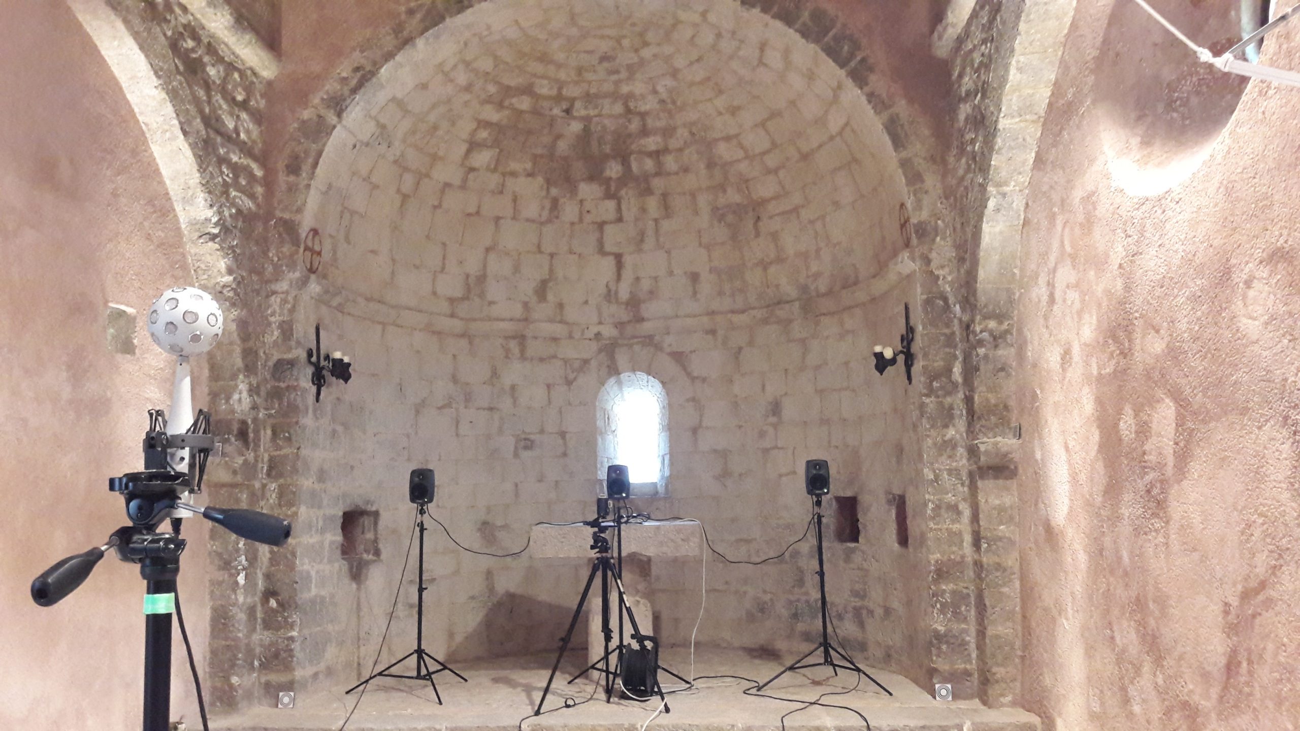 Photographies des détails architecturaux de la chapelle Notre-Dame-de-Bethléem (Bras, 83), intérieurs et extérieurs.